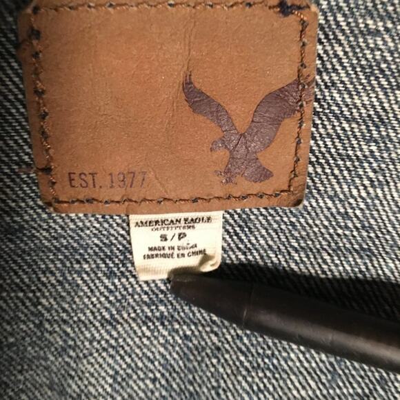 American Eagle Cropped Denim Jacket Women's S/P Blue Fade Distressed Trucker - Picture 6 of 11